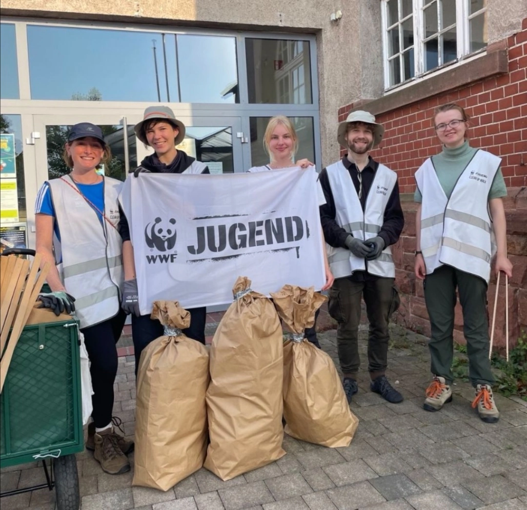 Teilnehmer_Innen des Clean Up Walk 2024