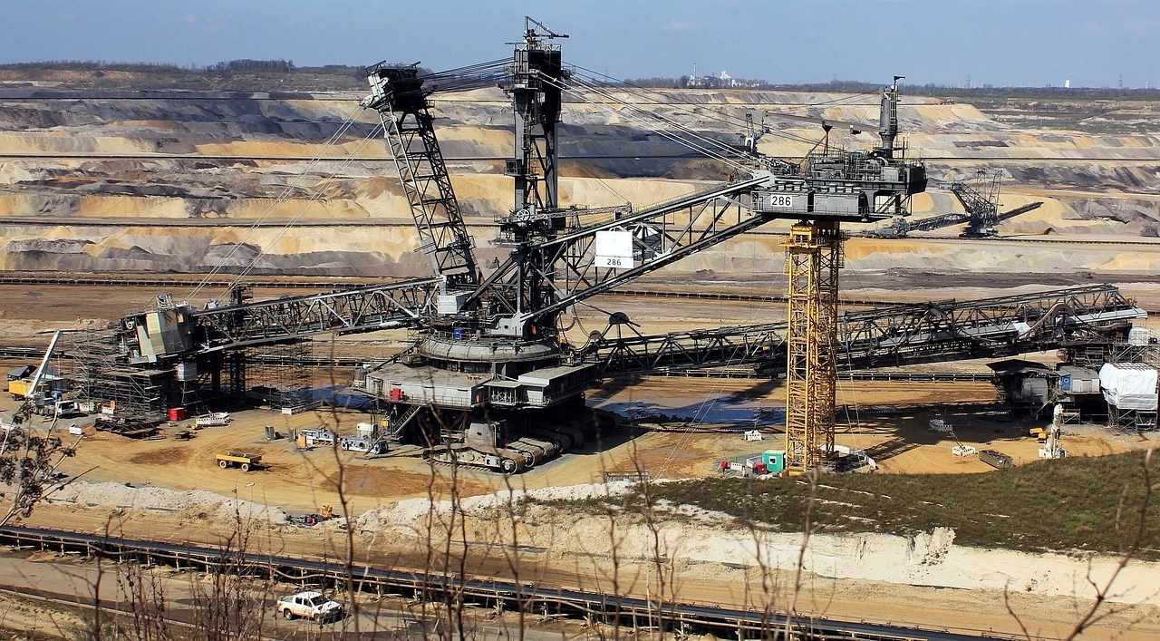 Das Foto zeigt den Kohlebergbau. Zu sehen sind große Kohlebagger in einer großen Kohlegrube.