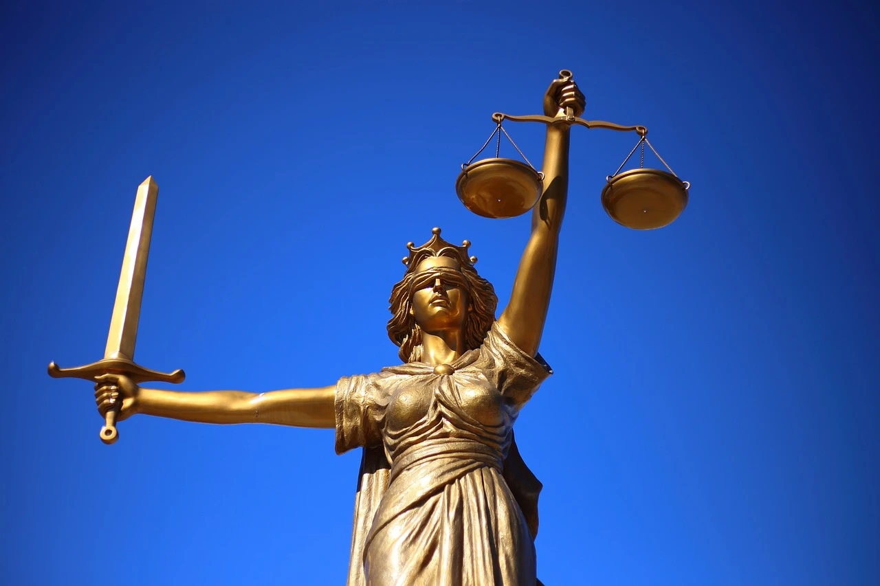 Das Foto zeigt eine Justiz-Statue