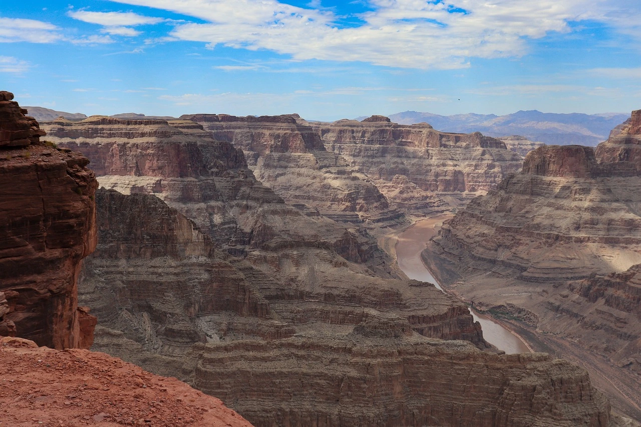 Das Bild zeigt den Grand Canyon: verschiedenfarbige Sandsteine und die Schlucht.