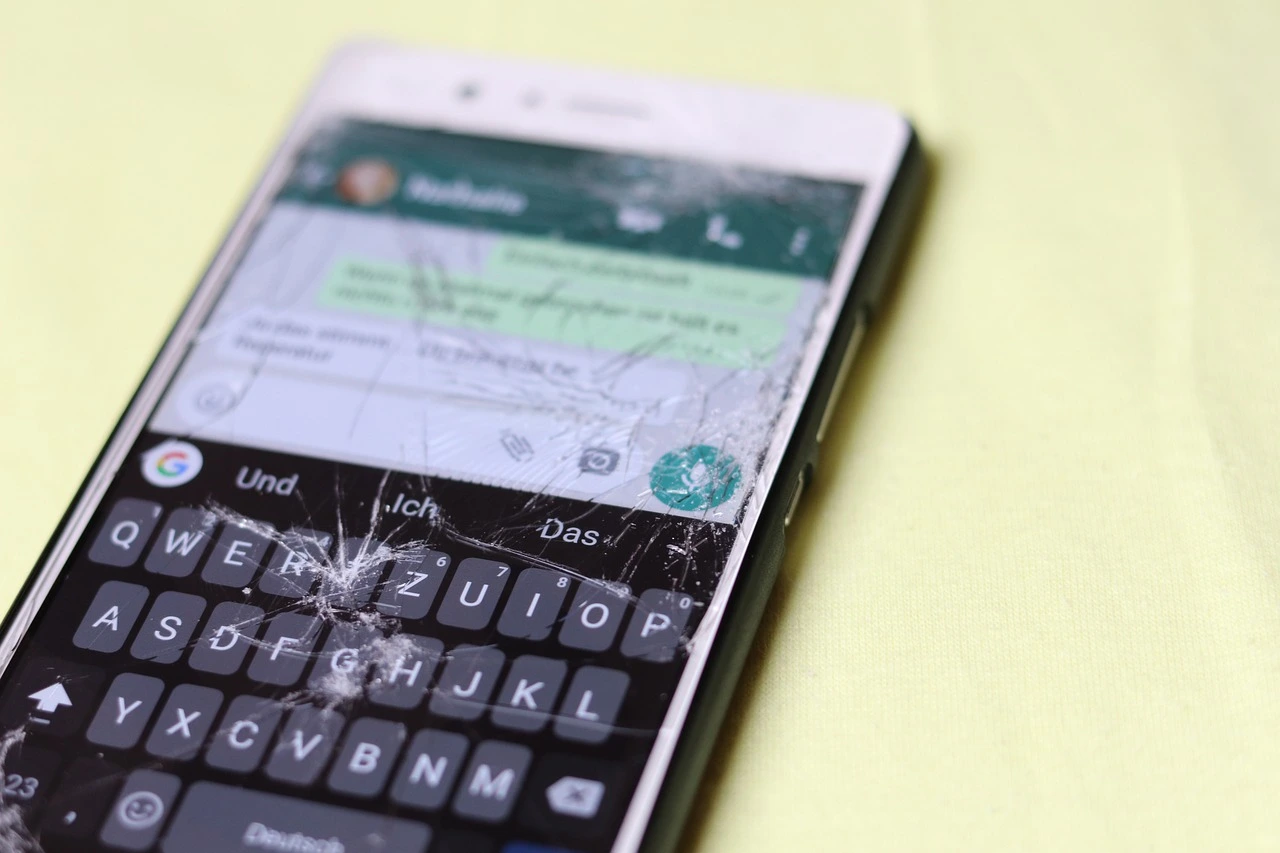 Das Foto zeigt ein Handy mit zerbrochenem Display.