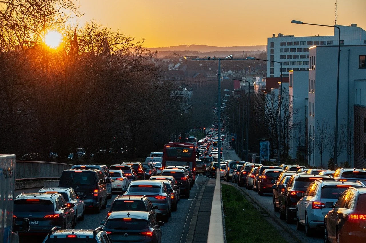 Das Foto zeigt eine Straße, auf der viele Autos im Stau stehen.
