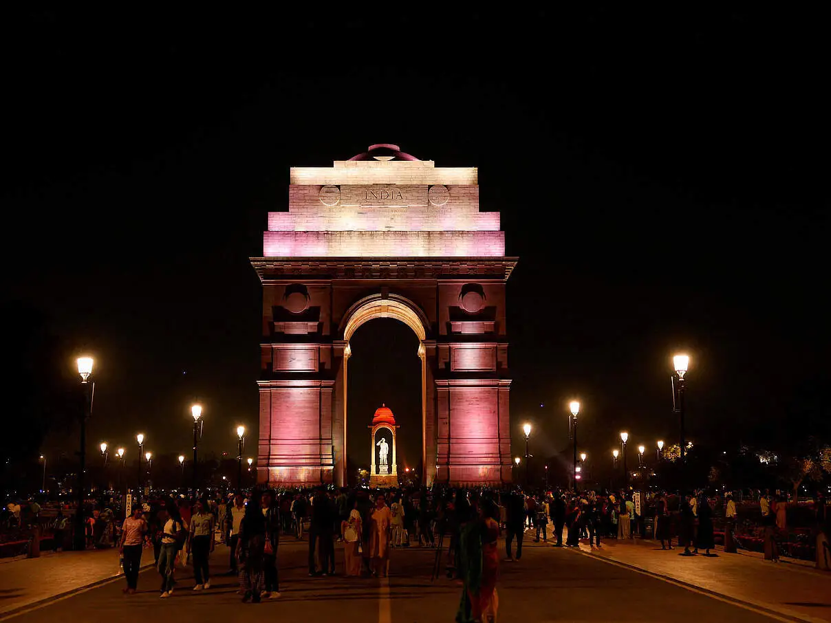 Das angestrahlte India Gate © picture alliance / REUTERS / Sharafat Ali