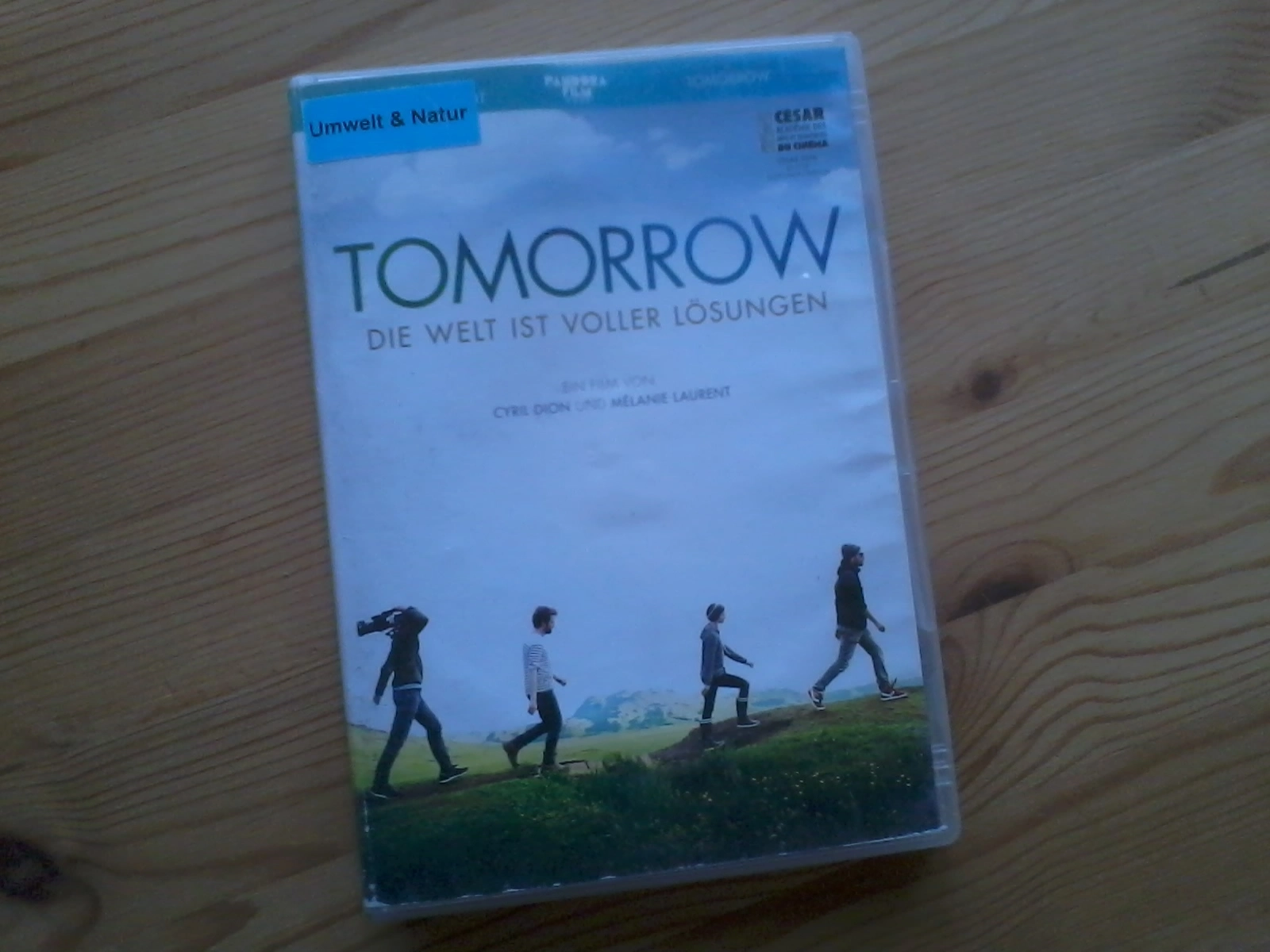 Das Foto zeigt die DVD "Tomorrow".