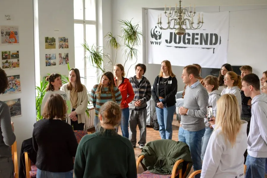 Aktions- und Redaktionsteam der WWF Jugend stellt dem amtierenden WWF Vorstand Jan Peter Schemmel und Kampagnenleiterin Almuth Gaitzsch aktuelle Projekte vor.
