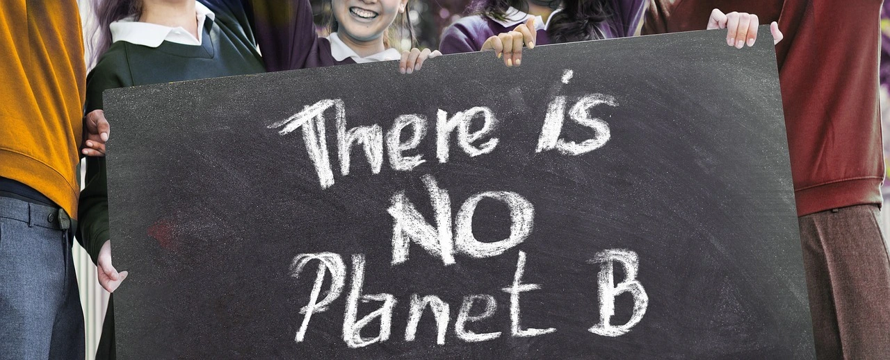 Das Foto zeigt ein Plakat mit der Aufschrift "There is no planet B"