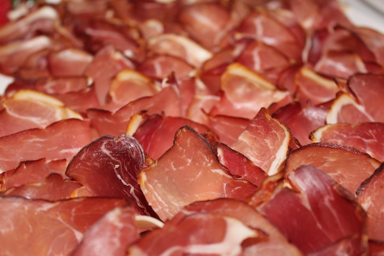eine Fläche mit vielen Scheiben Schinkenspeck, in dünne Scheiben geschnitten