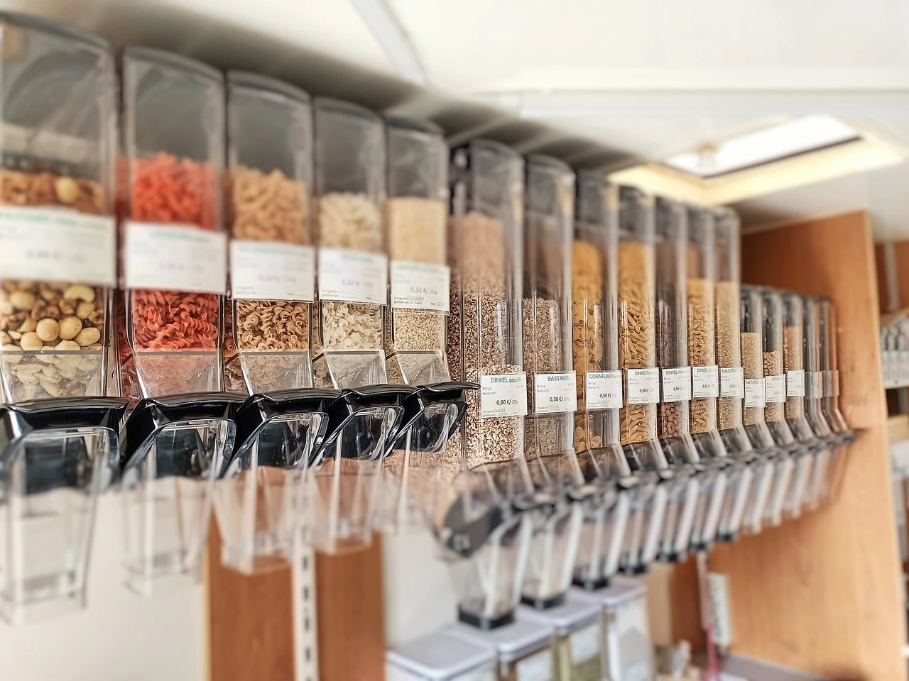Blick in einen Unverpacktladen, die Glasbehälter sind mit verschiedenen trockenen Lebensmitteln gefüllt