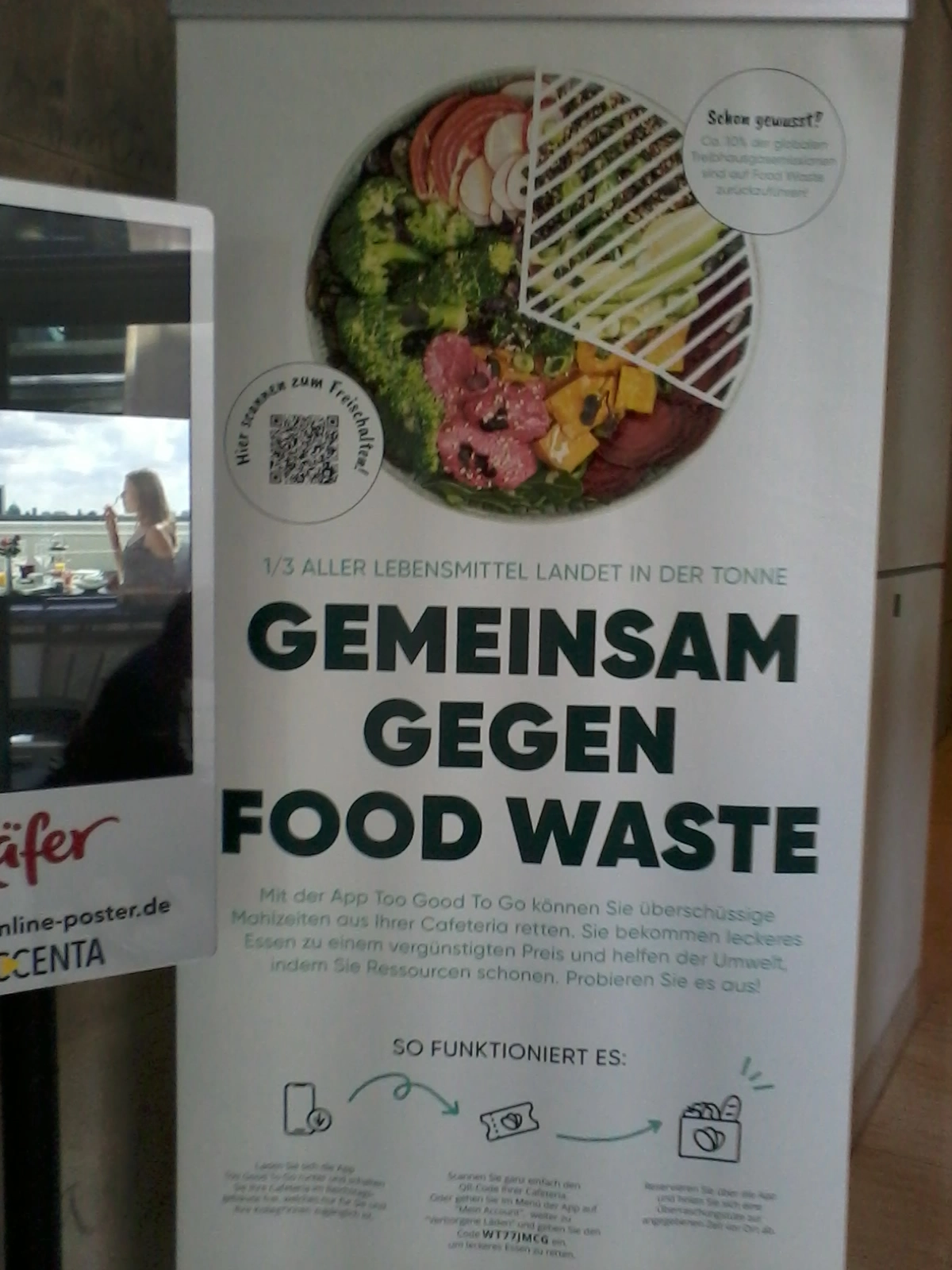 Das Foto zeigt ein Plakat mit der Aufschrift "Gemeinsam gegen Food Waste" im Bundestag.