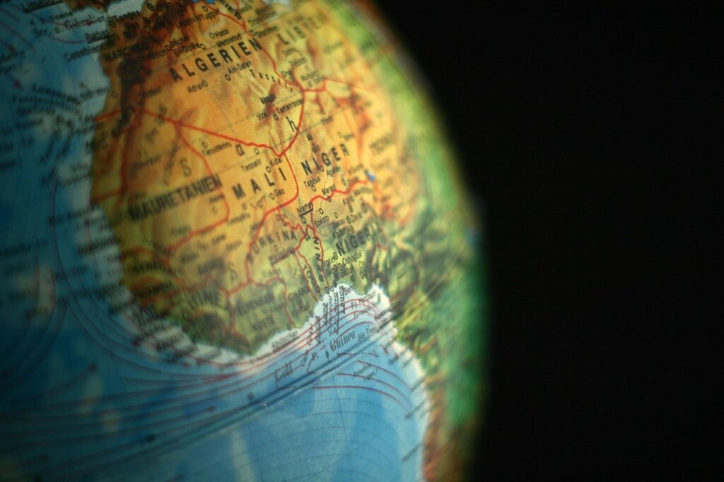 Globus vor einem dunklen Hintergrund, Blick auf Afrika
