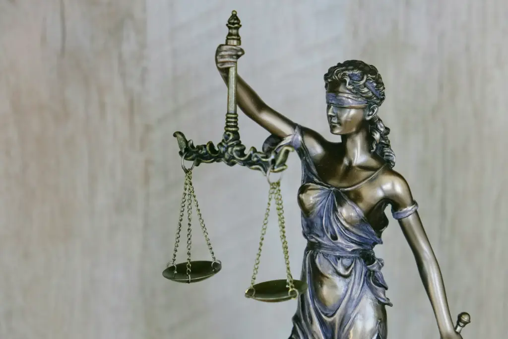 Eine Statue von Justitia mit verbundenen Augen und einer Waage in der Hand