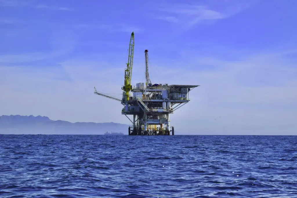Eine Ölplattform im Meer
