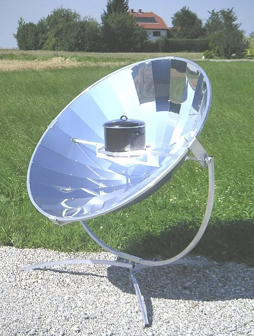 Ein Solarkocher, auf dem ein Topf in der Sonne steht.