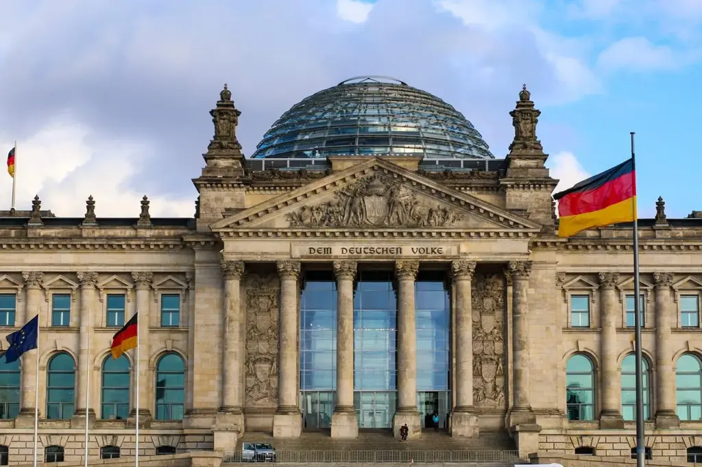 Nahaufnahme des Deutschen Bundestags mit Glaskuppel und Flaggen