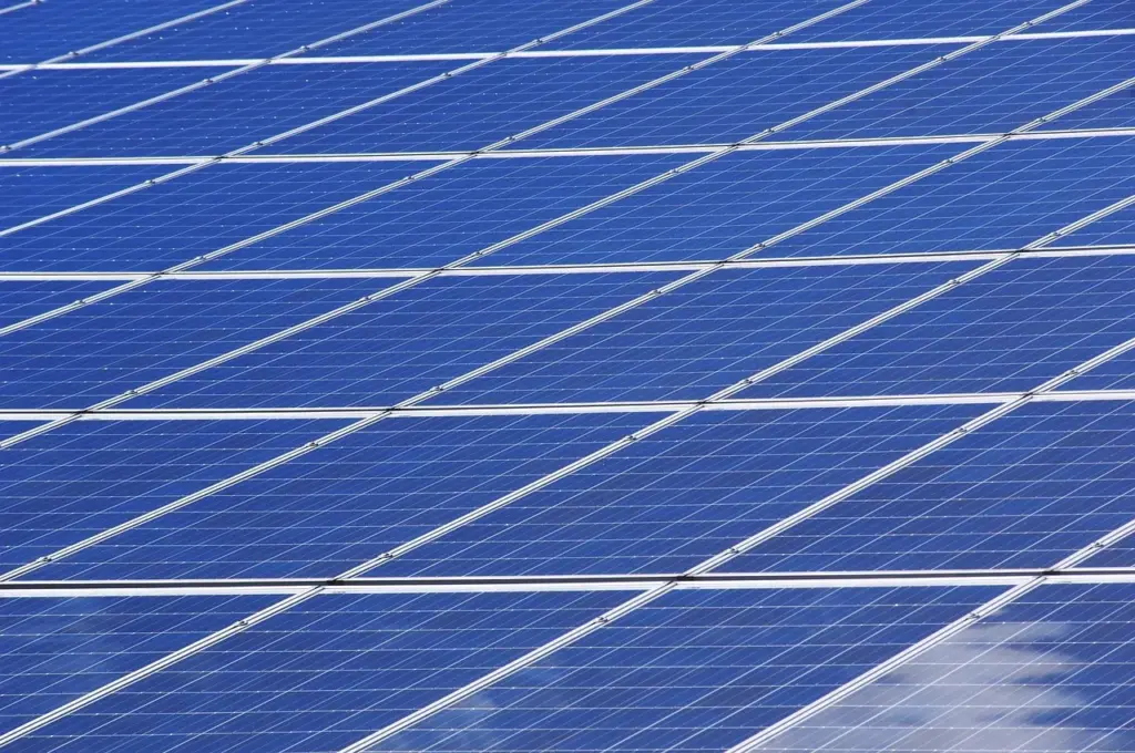 eine Fläche aus mehreren Solarmodulen neben- und übereinander