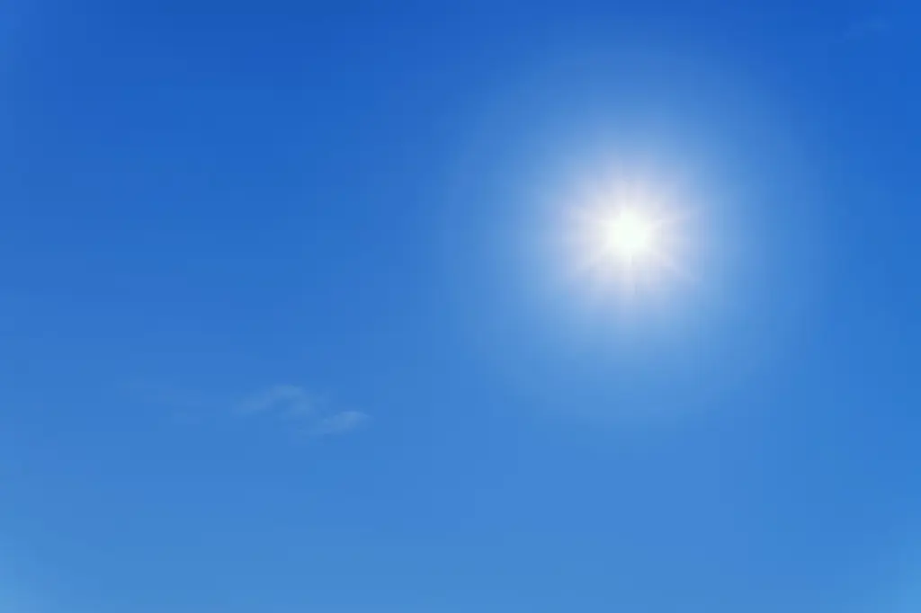strahlend blauer Himmel und Sonnenschein