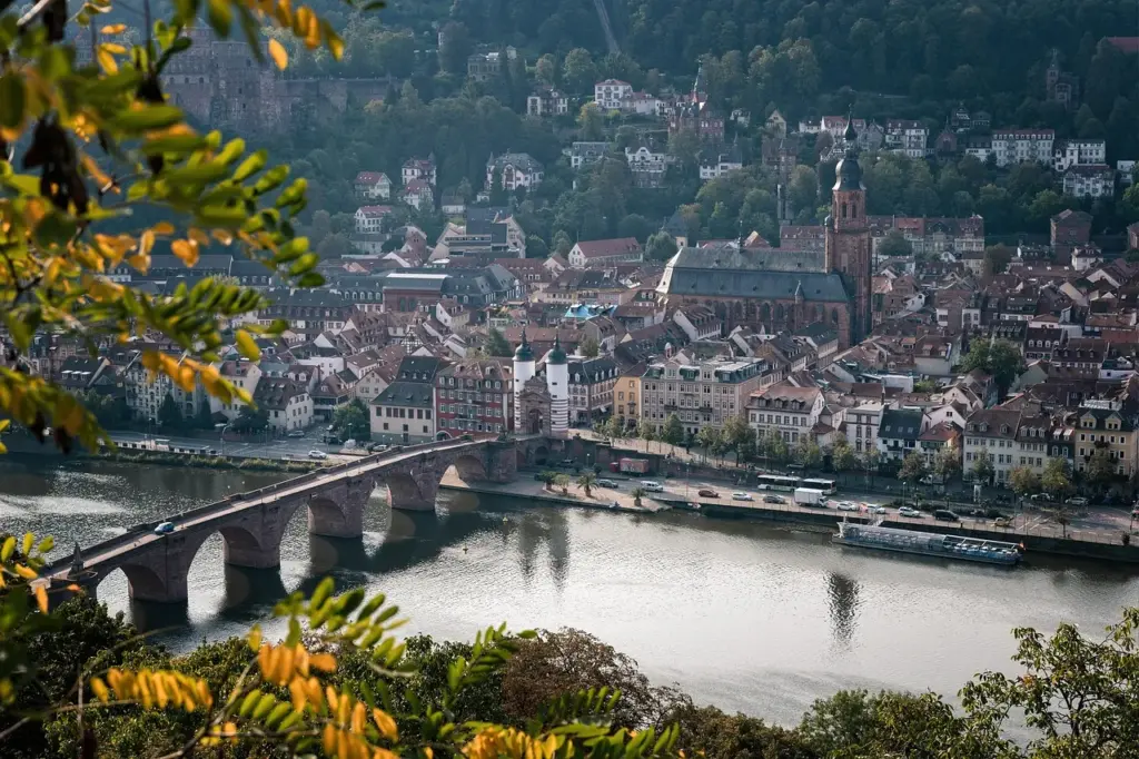 Blick auf einen Fluss, der durch eine Stadt fließt und über den eine Brücke führt