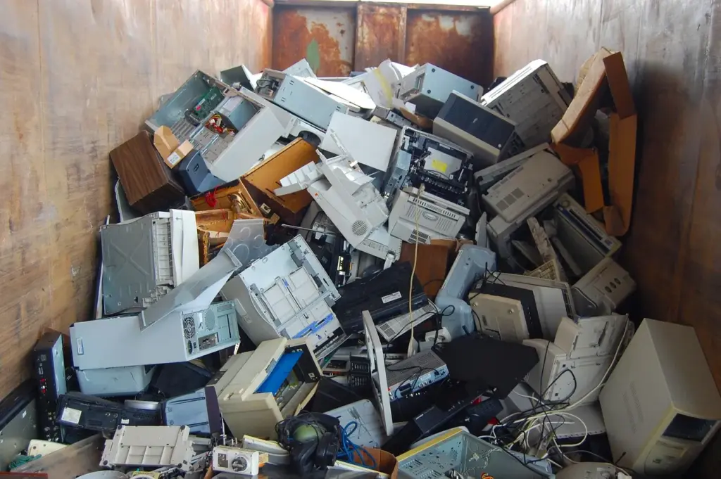 Innenansicht eines Containers, teilweise gefüllt mit PCs und anderen ausrangierten Elektrogeräten