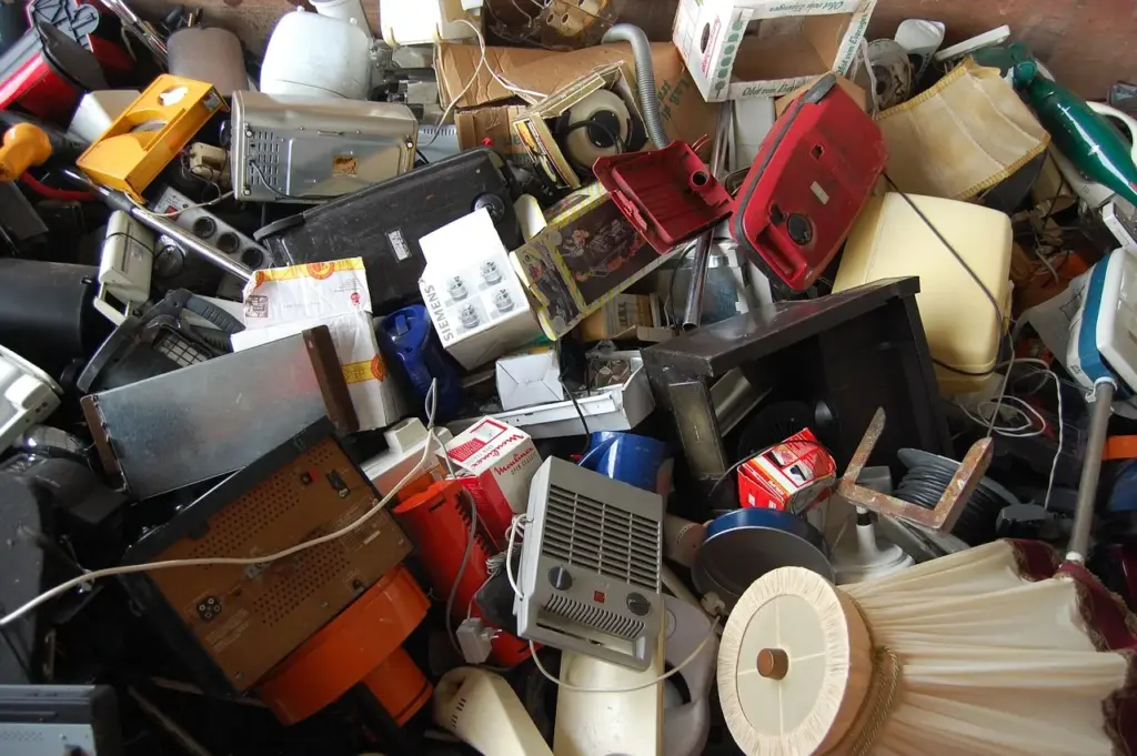 ein Haufen verschiedener, alter Elektrogeräte