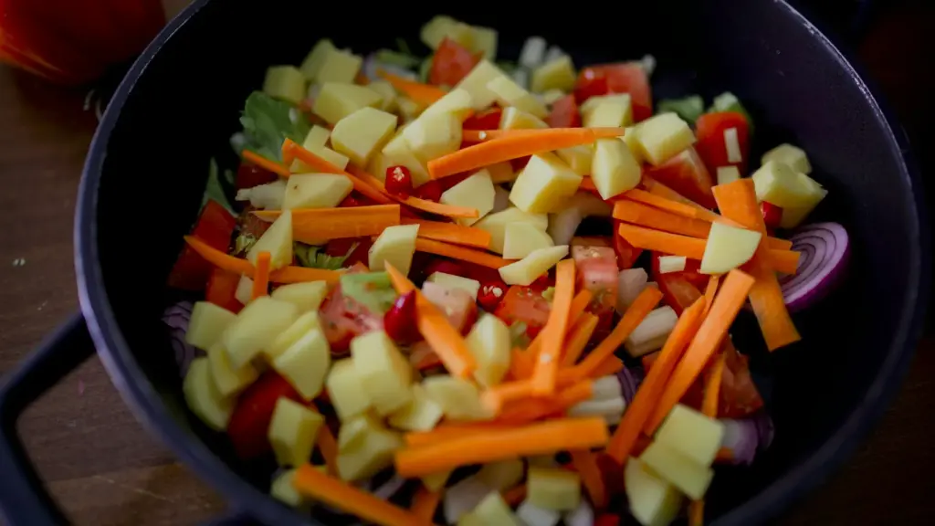 eine Pfanne mit verschiedenem Gemüse