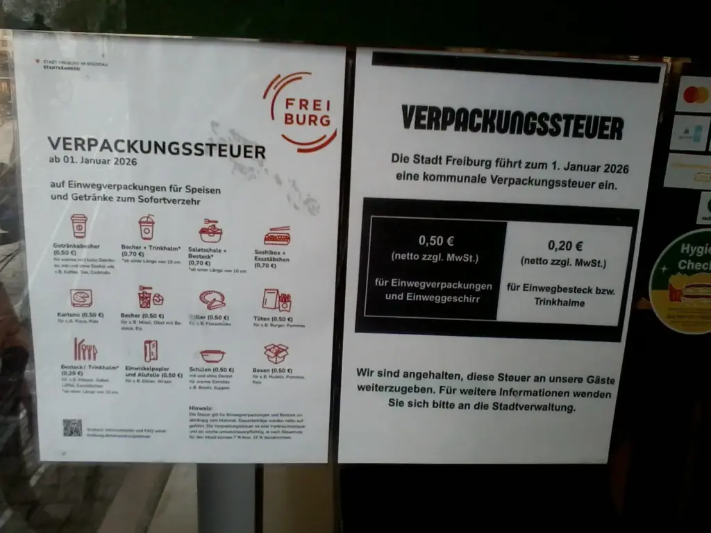 Aushang an einem Restaurant zur Verpackungssteuer