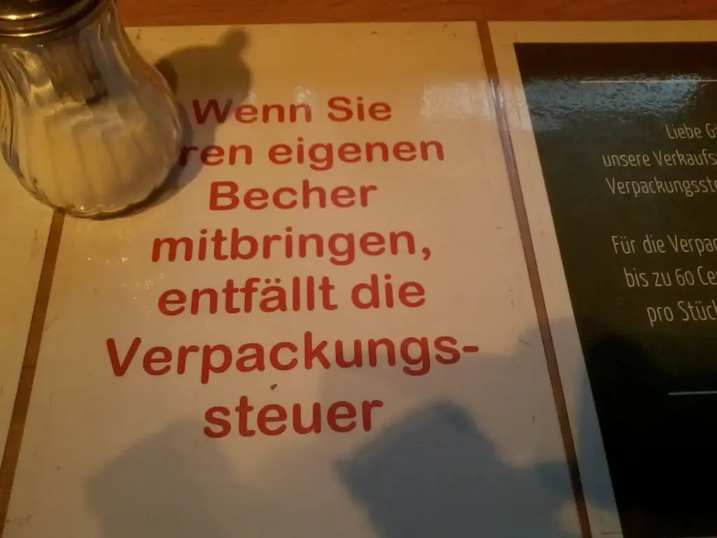 Schild mit der Aufschrift "Wenn Sie Ihren eigenen Becher mitbringen, entfällt die Verpackungssteuer"