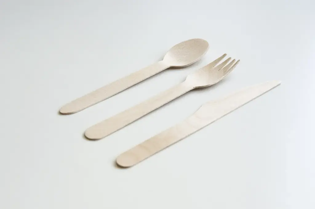 eine Gabel, ein Messer und ein Löffel aus Holz