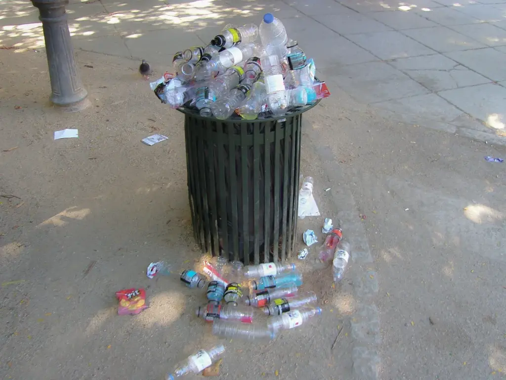ein überquellender Mülleimer mit Plastikflaschen